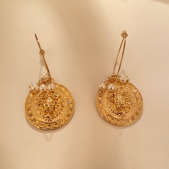 Absolutely gorgeous pair of earrings// news - Picture 1 of 5